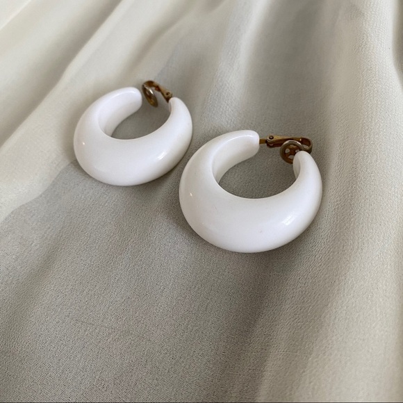 Vintage Trifari Chunky White Retro Hoop Earrings - Picture 4 of 7